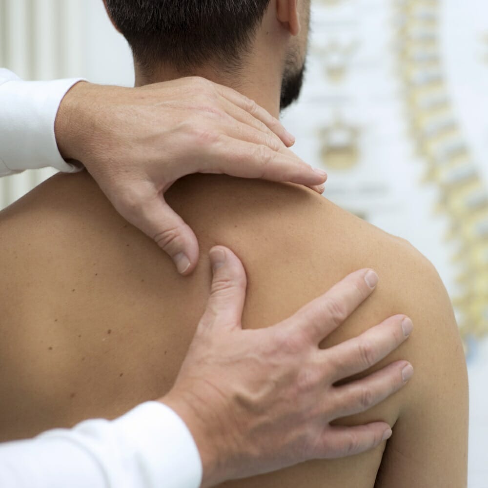 Kiropraktor behandler skulderplage