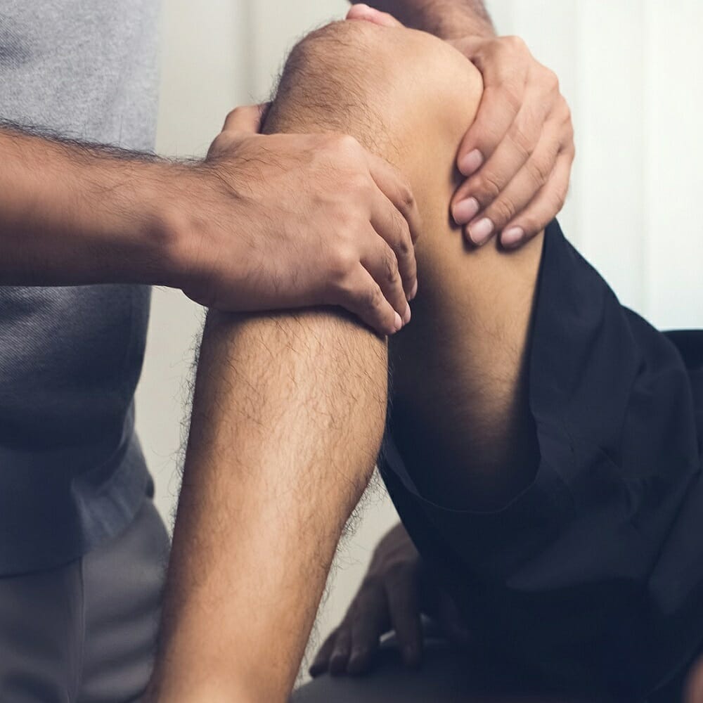 undersøkelse av kne hos fysioterapeut